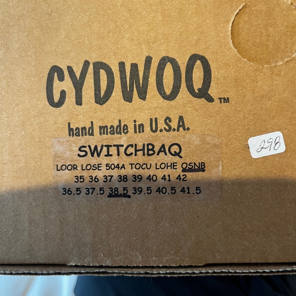 Cydwoq cracked gold sandals